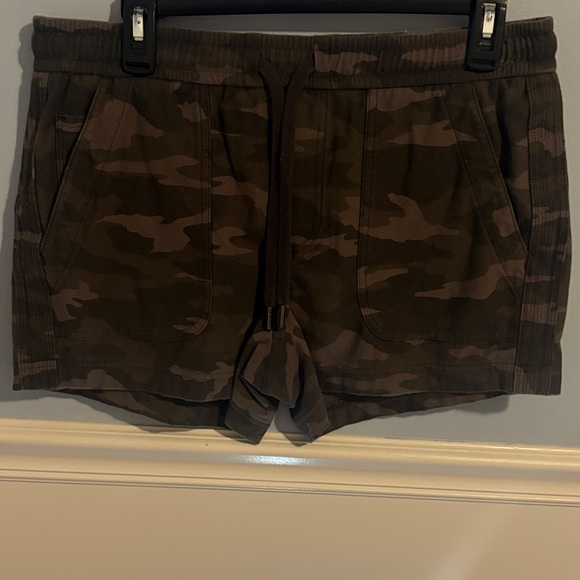 Camo Farallon Short Athleta size 6 - Picture 1 of 3